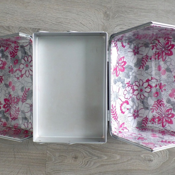 Holt Renfrew Professional Makeup Case - Picture 4 of 6